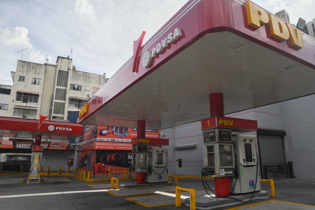 1月3日,在委内瑞拉首都加拉加斯,一家委内瑞拉石油公司的加油站关闭。