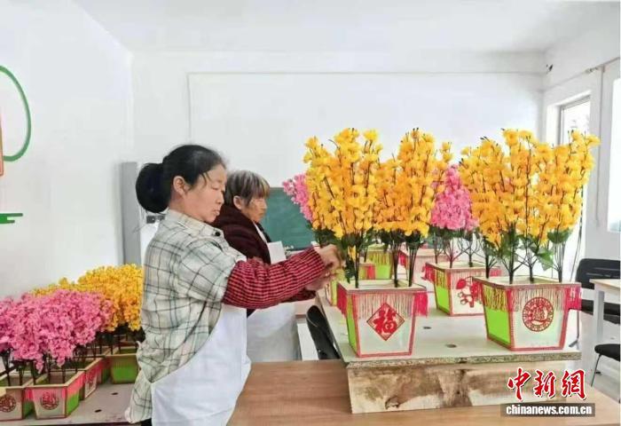 连日来，山西晋城高平市野川镇北杨村的手艺人正赶制九莲灯。　王小灿 摄