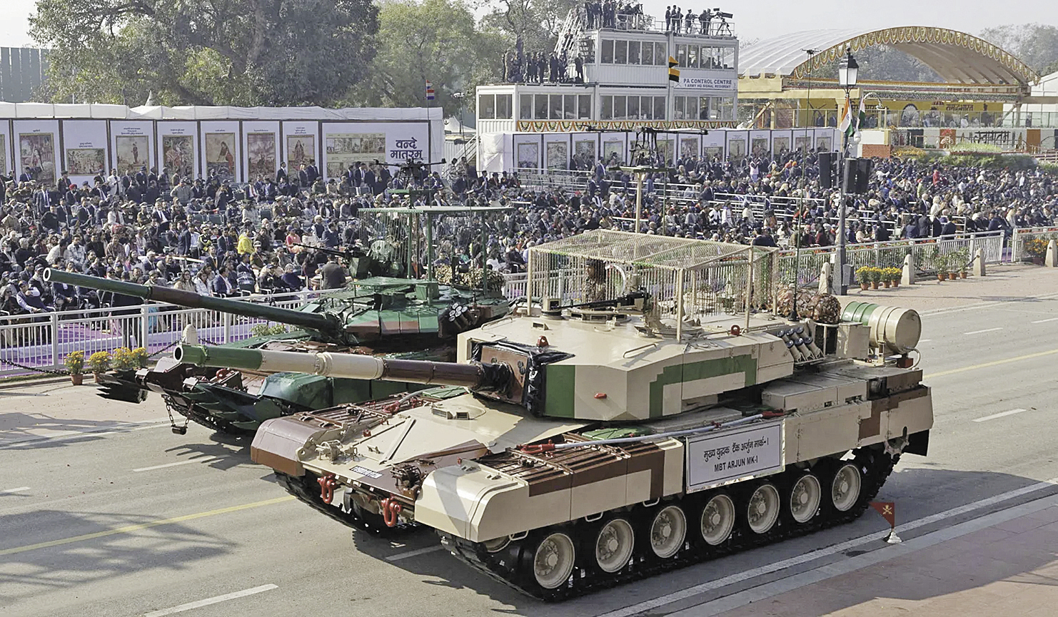 印度国产“阿琼”MK1主战坦克与俄制T-90主战坦克并肩行驶。