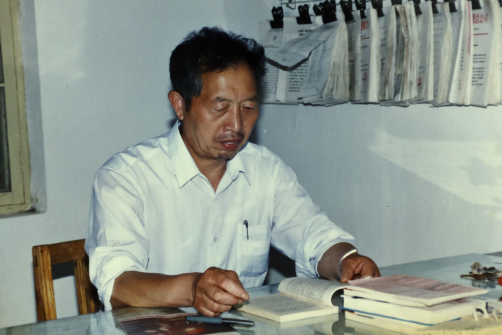 王於昌在安徽萧县百货公司工作(资料照片)。新华社发