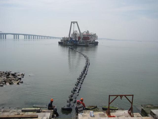 2011年,220千伏春围Ⅱ线海底电缆施工场景。(资料图/厦门供电公司提供)