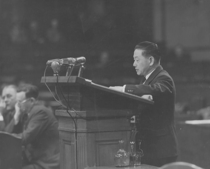 图为中国检察官向哲濬在远东国际军事法庭上发言。（向隆万供图）