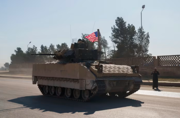△一辆美军车辆驶过叙利亚东北部的一个省份