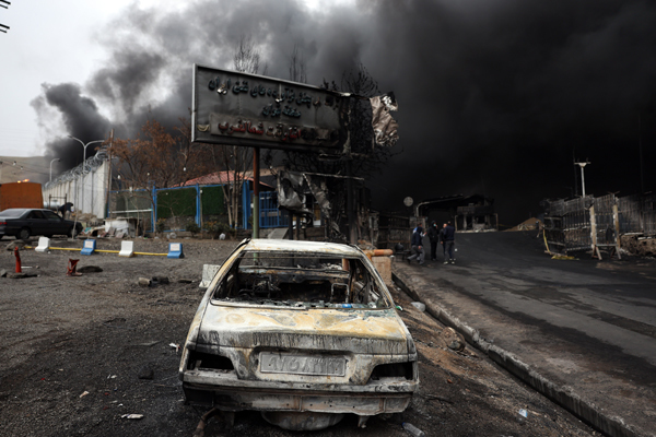 当地时辰2026年3月8日,伊朗德黑兰,好意思以伊龙套捏续,沙赫兰真金不怕火油厂遭空袭。 IC photo