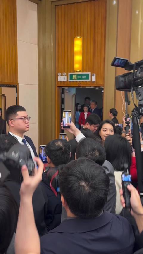 王毅外長亮相！