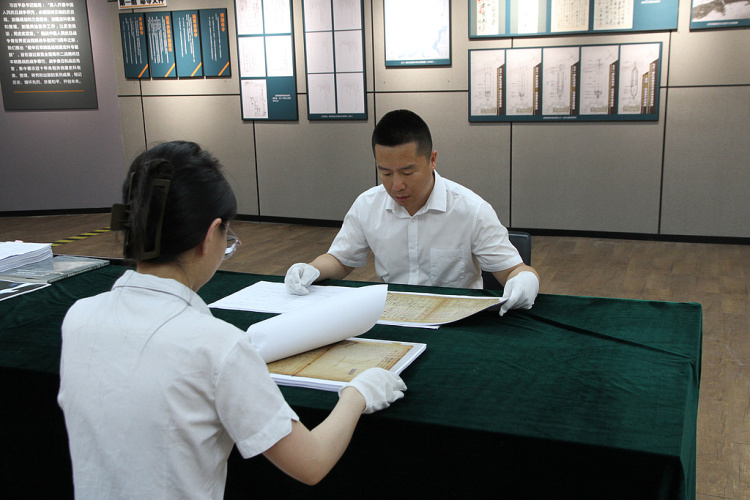 侵华日军第七三一部队罪证陈列馆7月6日对外公布《关东军化学部身上申告书》档案,揭开驻扎齐齐哈尔的关东军化学部尘封罪证。图为工作人员整理《关东军化学部身上申告书》档案相关资料。(视觉中国)