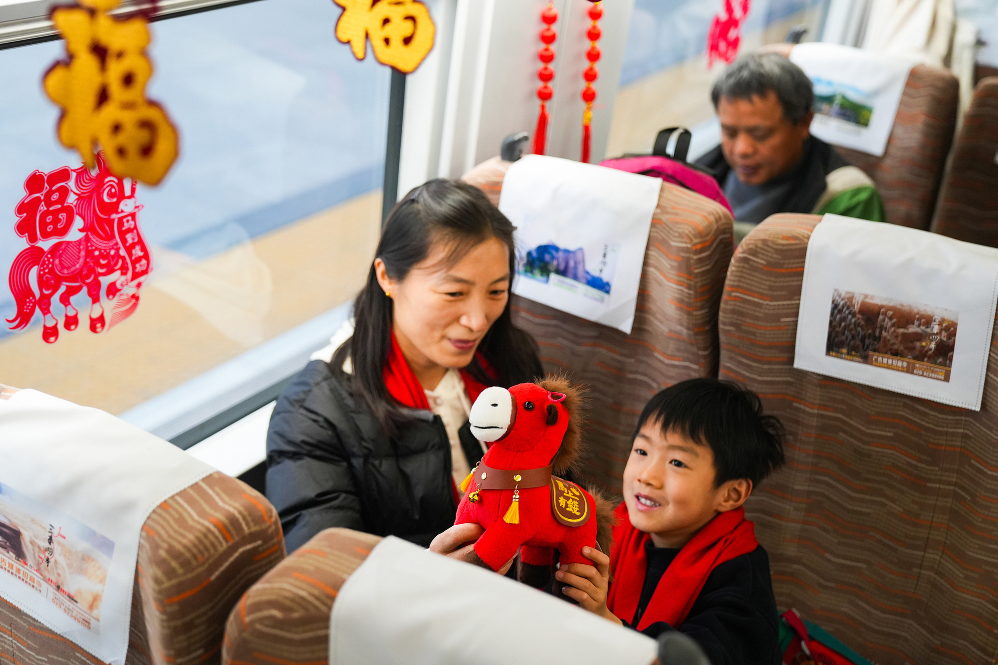 2026年2月10日小年当天，陕西西安，在陕务工劳动者带孩子登上高铁“爱心专列”踏上春运归乡旅途。