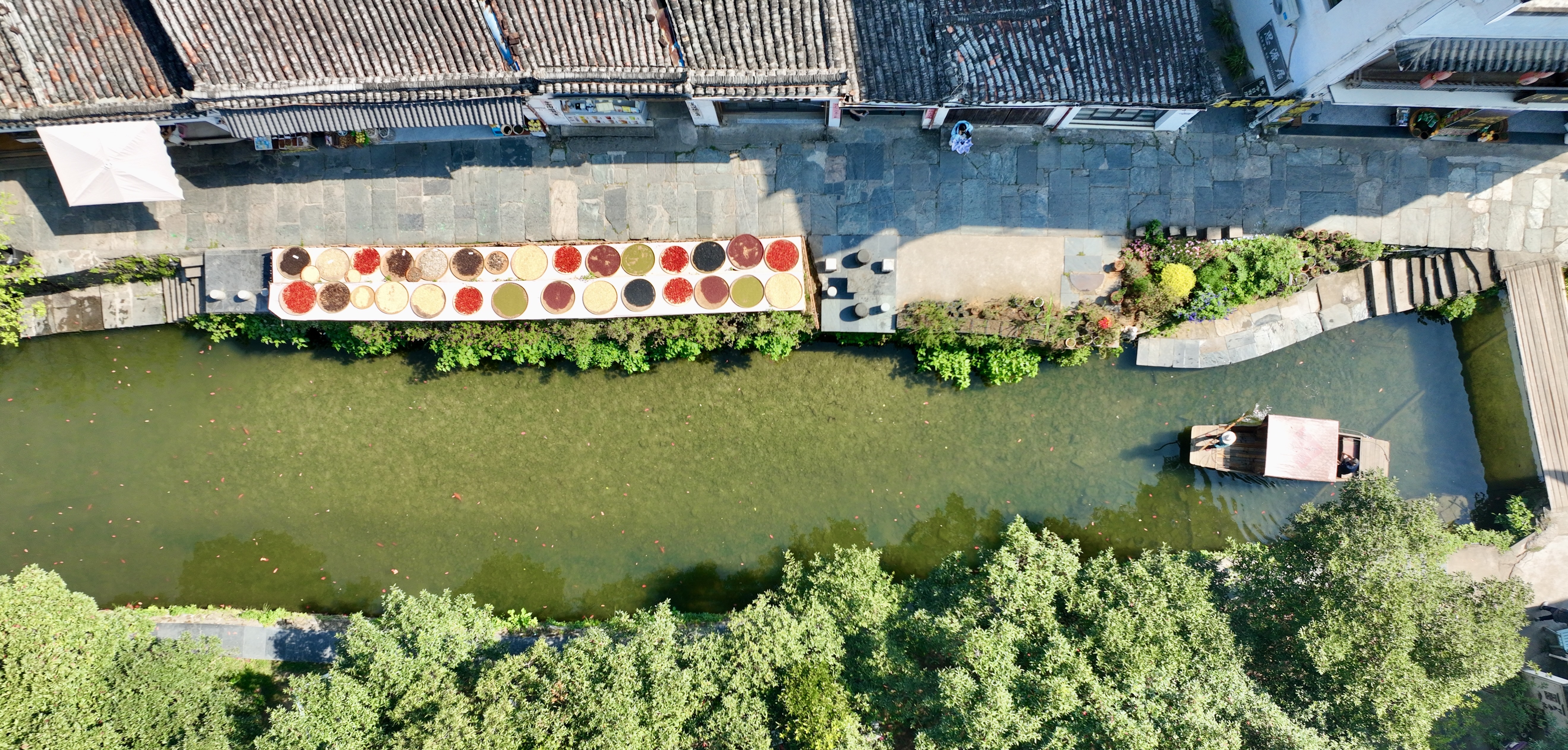 婺源县李坑村的晒秋景象（9月15日摄，无人机照片）。新华社记者 胡晨欢 摄