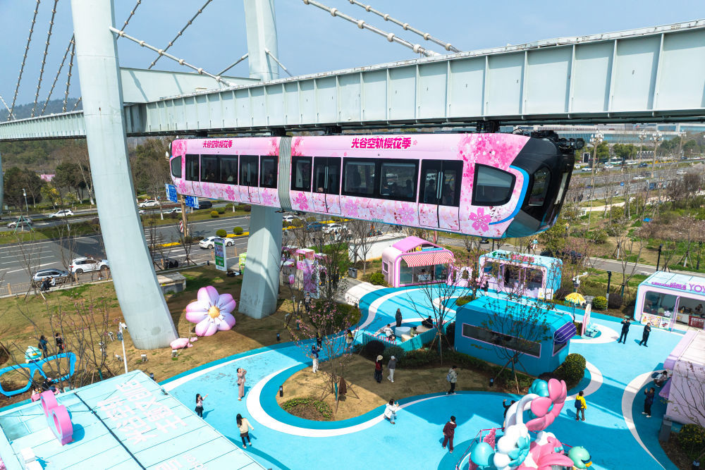 3月21日，在湖北武汉，一列空轨列车在运行中。新华社记者 肖艺九 摄