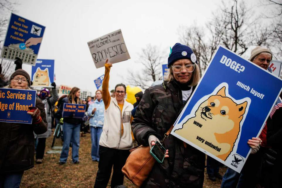 ◆2025年2月11日,美国华盛顿特区,人们抗议特朗普政府削减联邦政府员工。