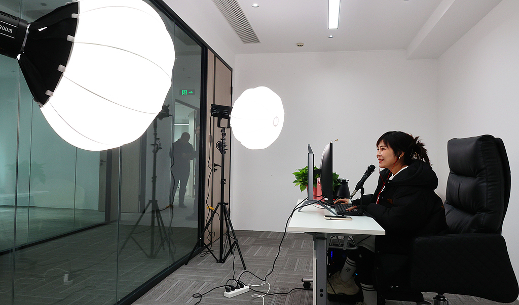 昨年12月,入驻江苏省连云港OPC社区的创业者正在办公。(视觉中国)