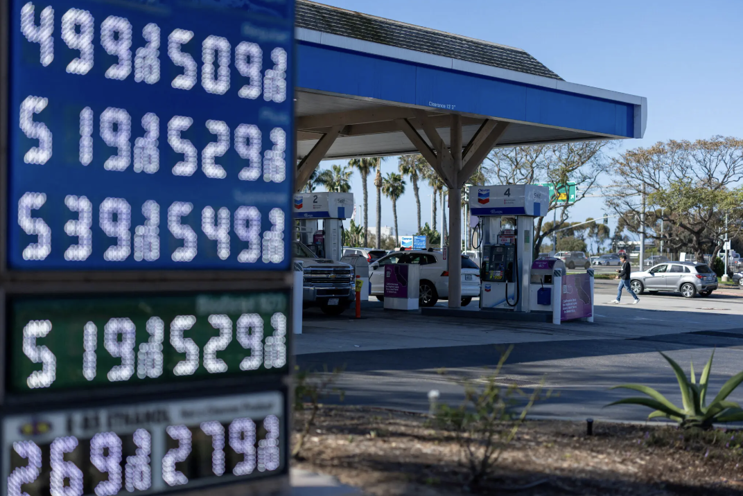 3月10日,美国加州一处加油站,油价飙升至每加仑6美元。