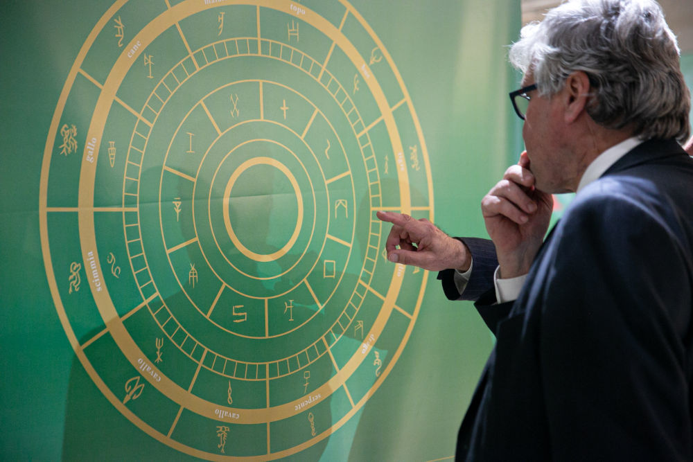 2024年5月24日，在意大利罗马，参观者观看“汉字中的文明密码”展览。