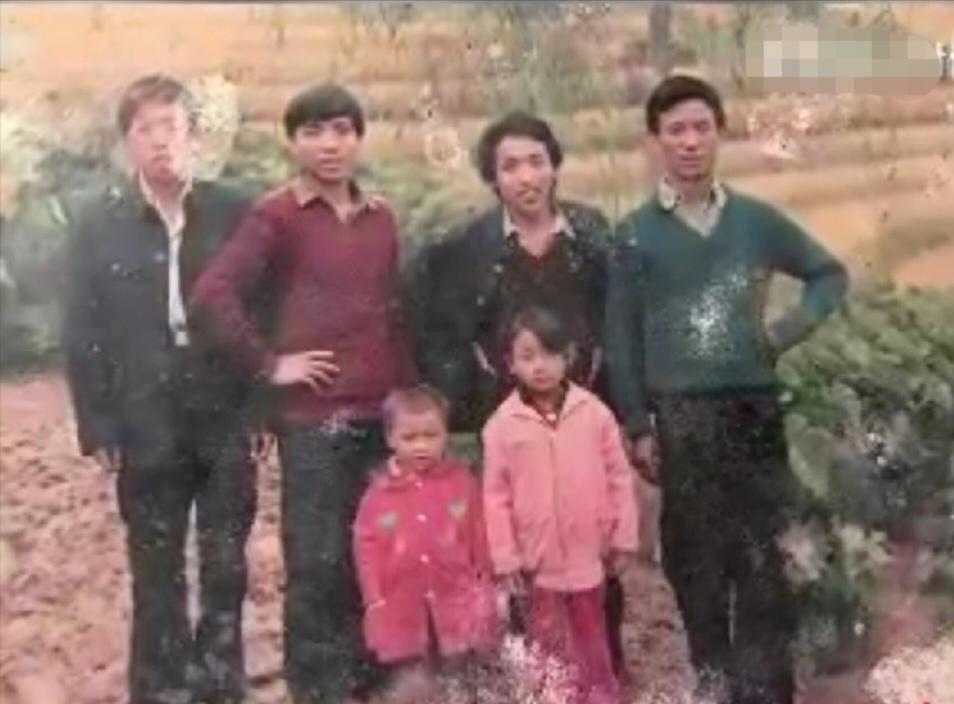 ▲李小龙姐弟年幼时的照片