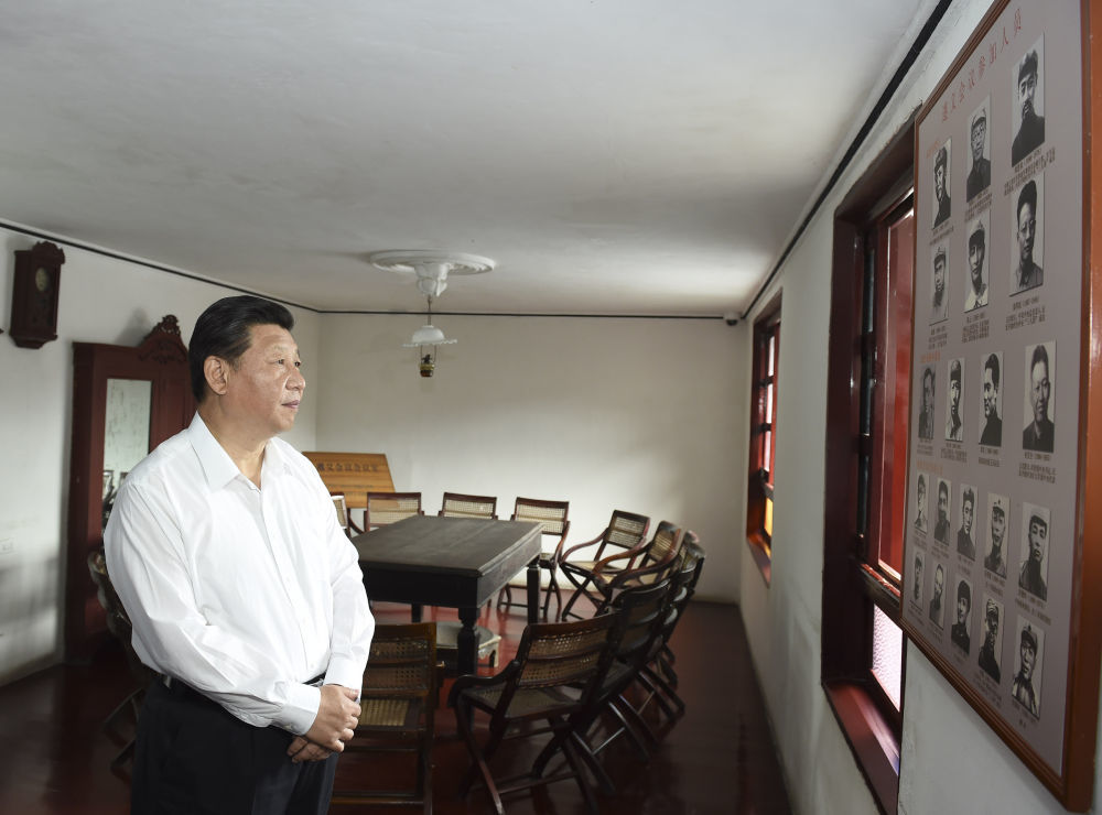2015年6月,习近平总书记在贵州考察,参观遵义会议会址。新华社记者 李学仁 摄