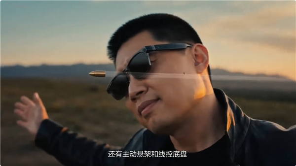 笑不活了 AI李想在L9车顶再现一字马大劈叉