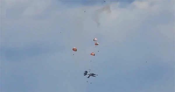 5月17日,两架EA-18G在空中相撞后,飞行员弹射逃生