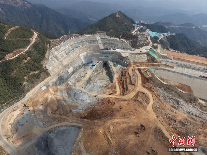 粤港澳大湾区首个变速抽水蓄能工程——肇庆浪江抽水蓄能电站的上水库开荒现场。(贵府图,南边电网供图)