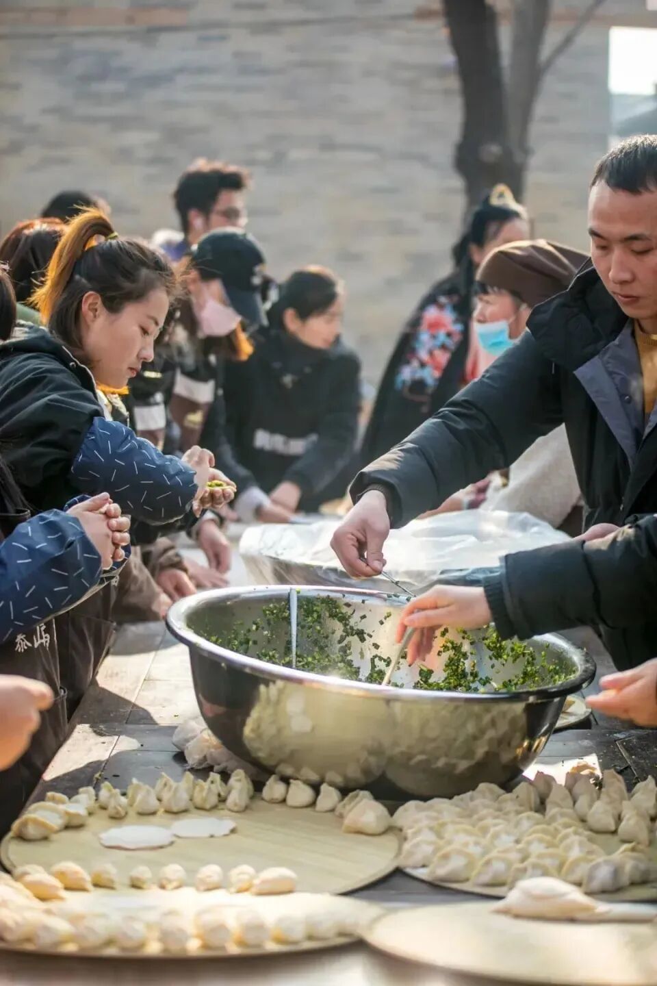一张圆皮,一勺馅料,对折一捏,便是一个“扁食”。(图/@山西忻州古城)