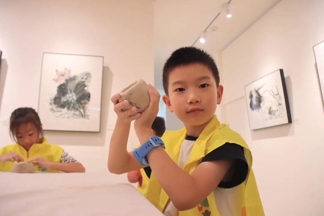 北碚区冰山放花艺术工作室,小朋友展示自己的陶艺作品。 .jpg