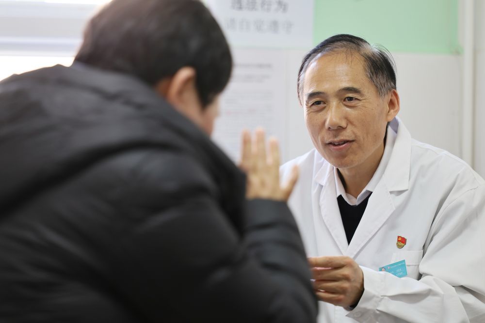 在天津市蓟州区穿芳峪镇卫生院,刘宏亮询问患者病情。新华社记者 李然 摄