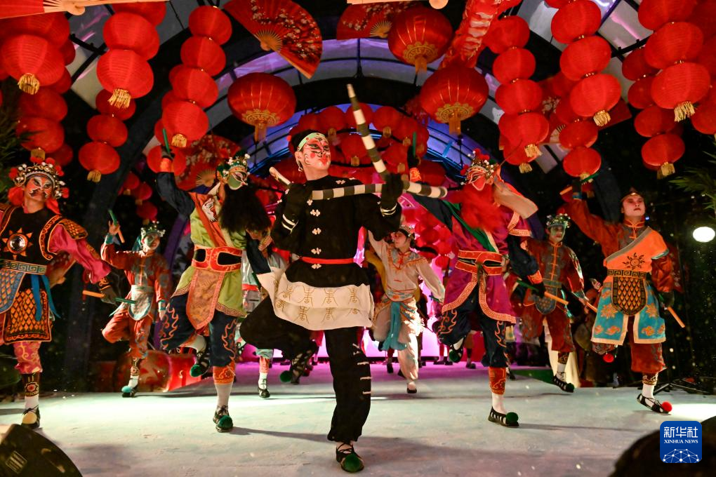 2月16日，在俄罗斯首都莫斯科，来自中国广东普宁的富美青年英歌队在“莫斯科中国新年”庆祝活动开幕式上表演。新华社发（亚历山大摄）