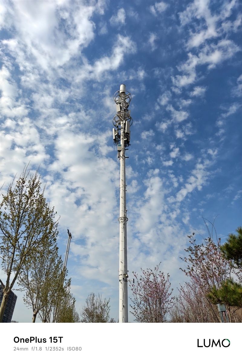 小屏不妥协配置反升级！一加15T手机深度评测：小巧玲珑的满血性能旗舰