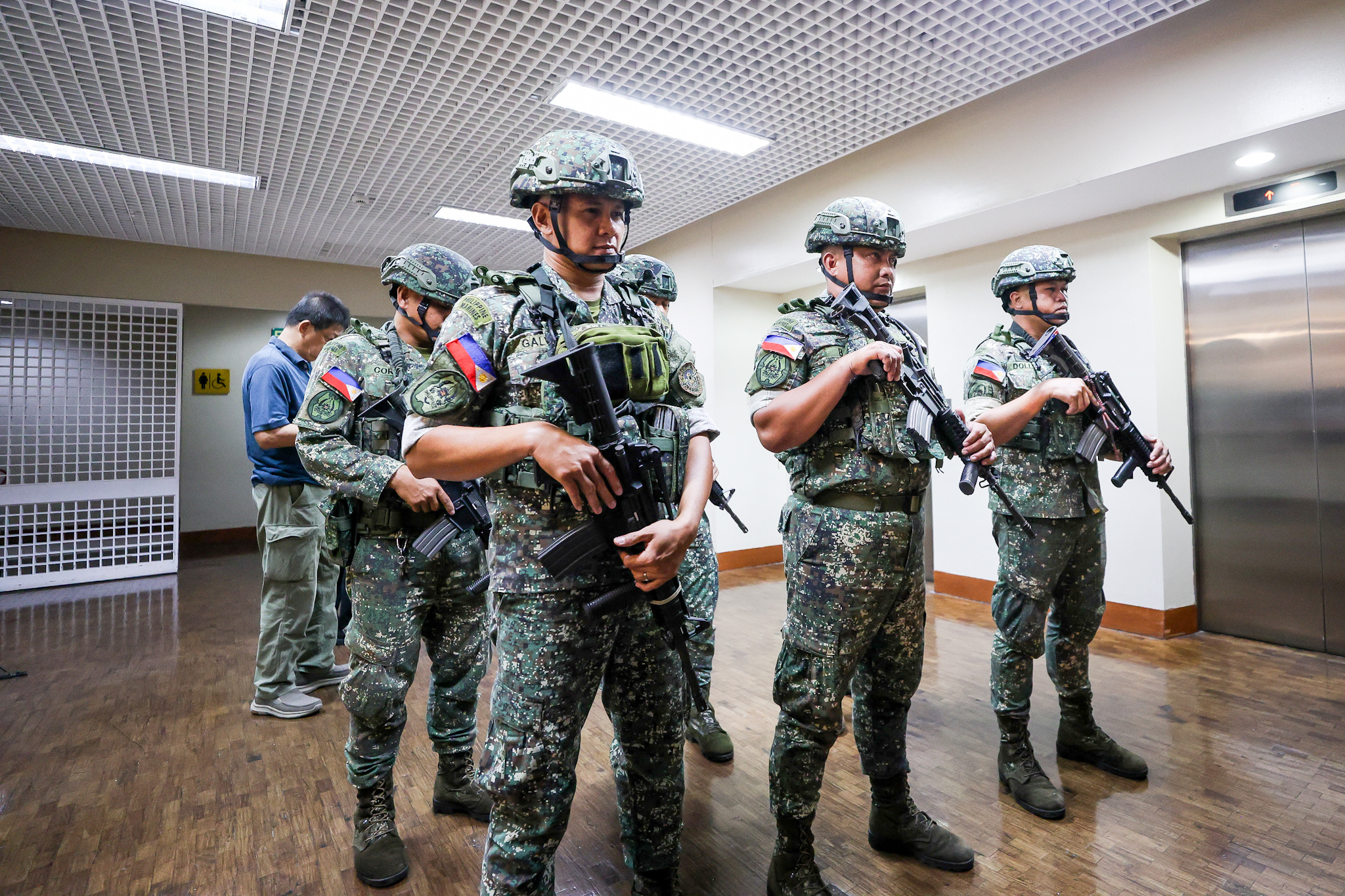 这是5月13日在菲律宾大马尼拉地区帕赛市拍摄的菲律宾参议院大楼内执勤的士兵。新华社发
