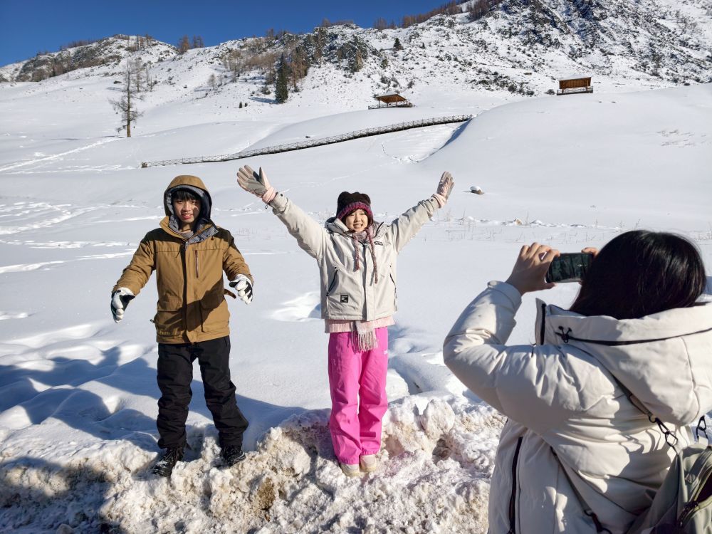 1月30日,台湾青年在新疆喀纳斯景区拍照。新华社记者 贺小童 摄