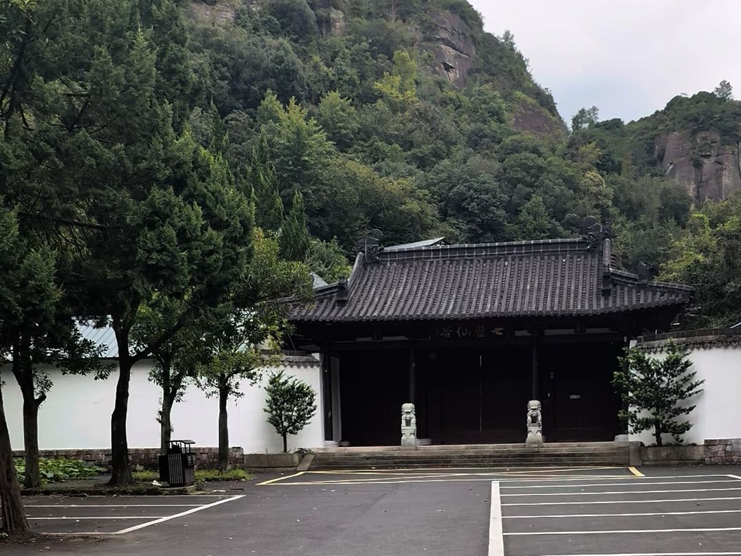 △七盘仙谷大门紧闭。