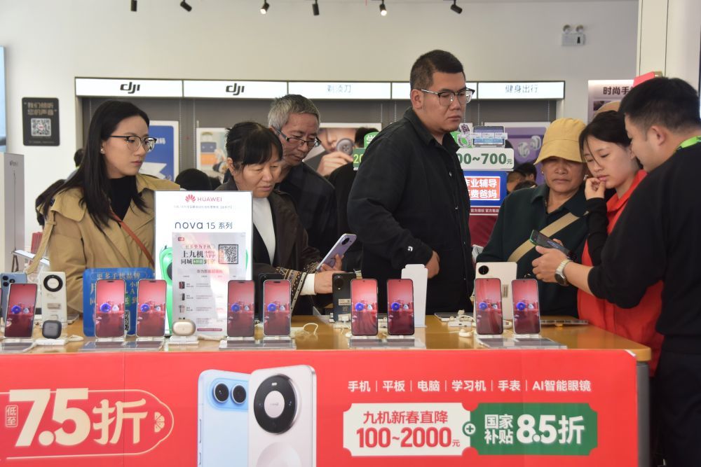 2月20日，消费者在云南省蒙自市一家门店选购数码产品。新华社发（薛莹莹摄）