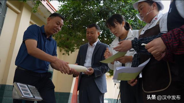 ▲西乡县中心敬老院工作人员连同该县政协委员一道，验收当天送来的食材。记者 冯路 摄