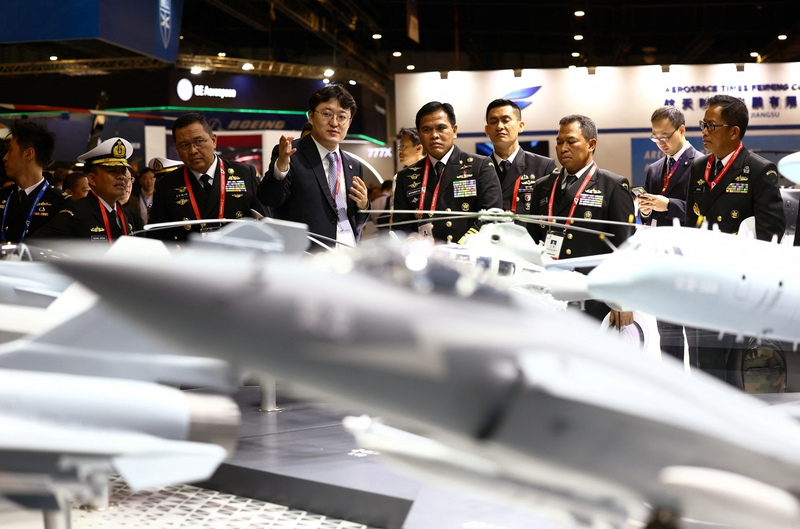 印度尼西亚军方代表参观中国航空工业集团展台。东方IC