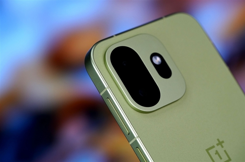 小屏不妥协配置反升级！一加15T手机深度评测：小巧玲珑的满血性能旗舰