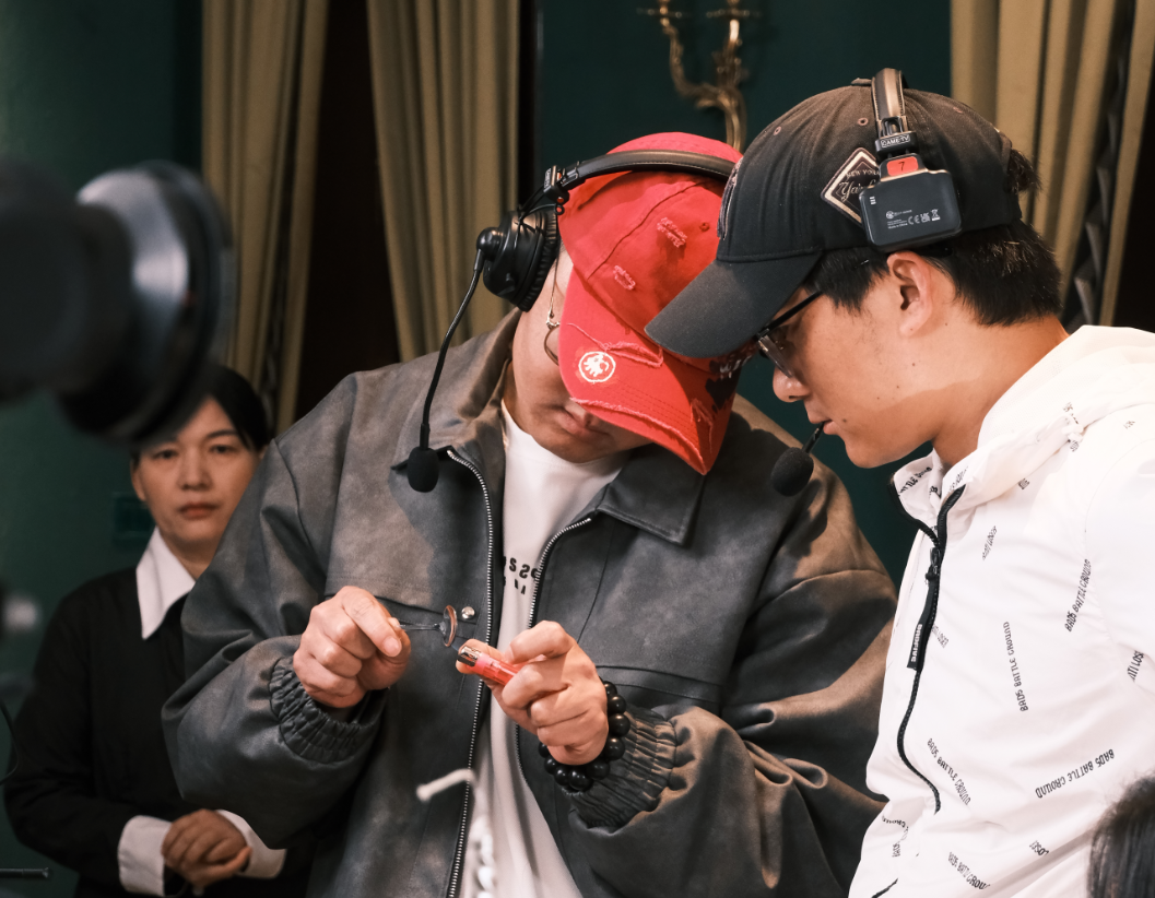 李云龙(左)在剧组