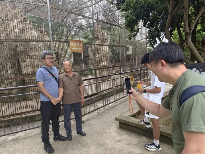 在凯里动物园,不断有游客找冯元勇合影。