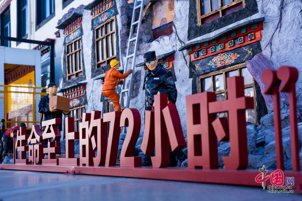 感恩广场救援英雄区展示区,这里记录着全县各级党员干部、公安民警、基层工作者第一时间奔赴抢险一线,抢抓黄金72小时开展搜救转移的场景。中国网记者 郑亮摄