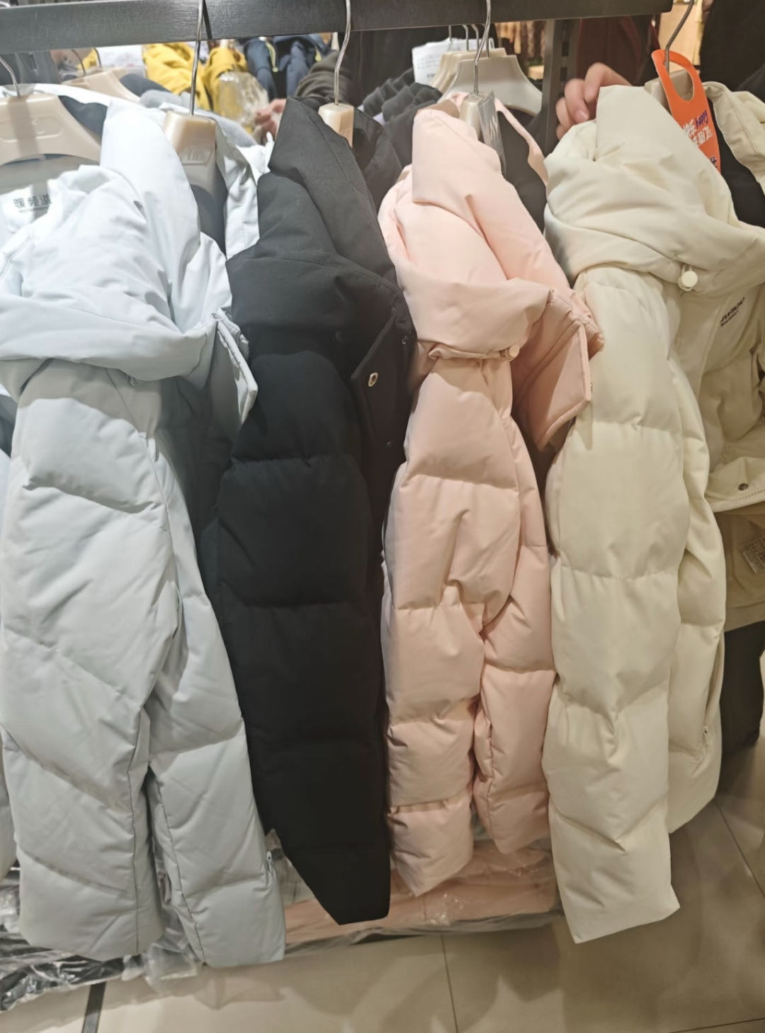 胖东来自营羽绒服 | 图源:小红书@橙子逛超市(已获授权)