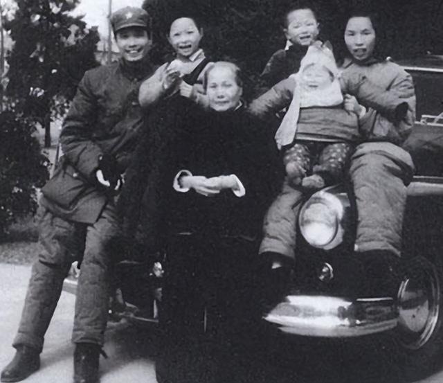 68年张震被东说念主殴打，其子带血衣进京乞助，粟裕痛骂文书：多管闲事