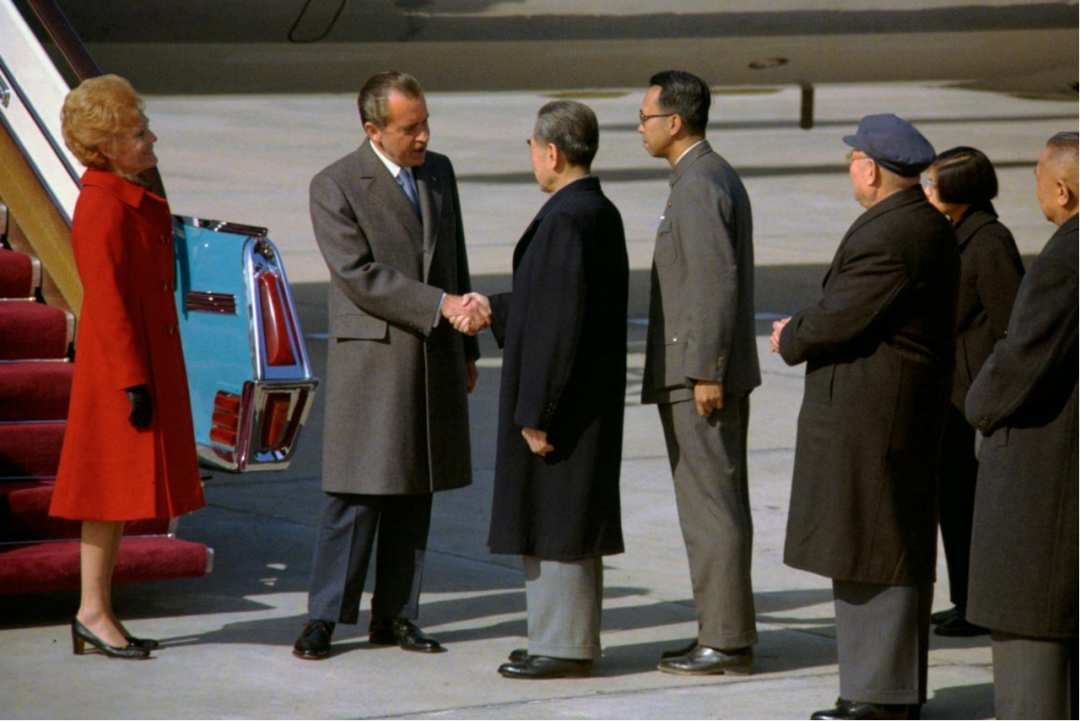 ◆ 1972年2年2月,美国总统理查德·尼克松抵达北京首都国际机场与中国国务院总理周恩来握手。(图源:美国国家档案与记录管理局)