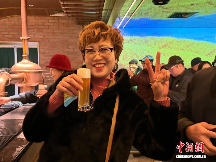 跨年期间,韩国游客金海苏品尝青岛当地啤酒。王禹 摄