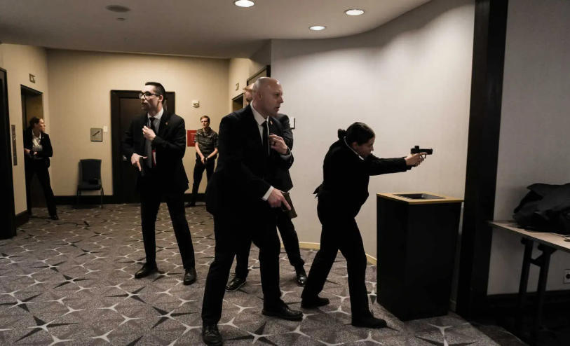 《纽约时报》记者拍摄的酒店事发现场画面,武装特工加强戒备