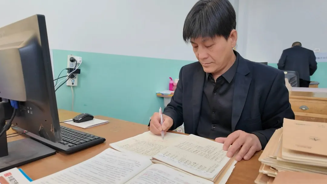 新湖中学援疆教师冯世昌正在批改作业。 白玉 摄.png