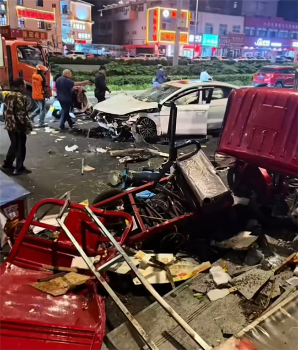 剐蹭后失控致1死5伤!信阳司机醉驾4倍超标:现场惨状曝光