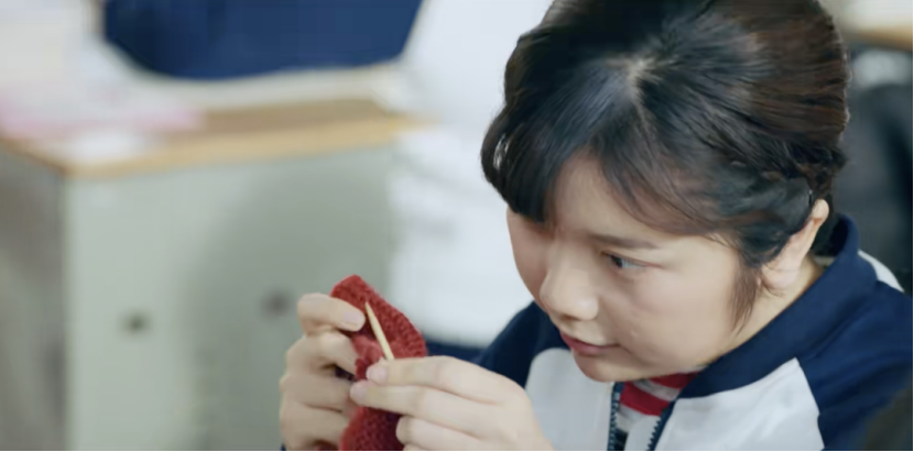 钩织类的手工活动让人专注。(图/《致我们单纯的小美好》)