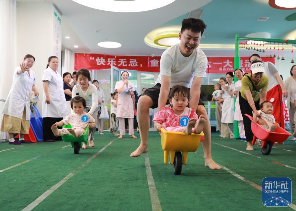↑ 5月30日,在河南省焦作市温县妇幼保健院公益早教课堂,小朋友和家长玩亲子游戏。新华社发(黄福兴摄)