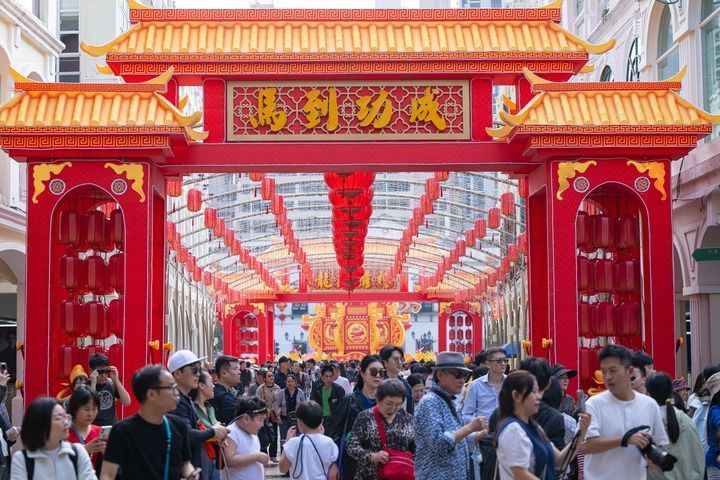 2月20日,游客在澳门议事亭前地游览。新华社发(张金加摄)