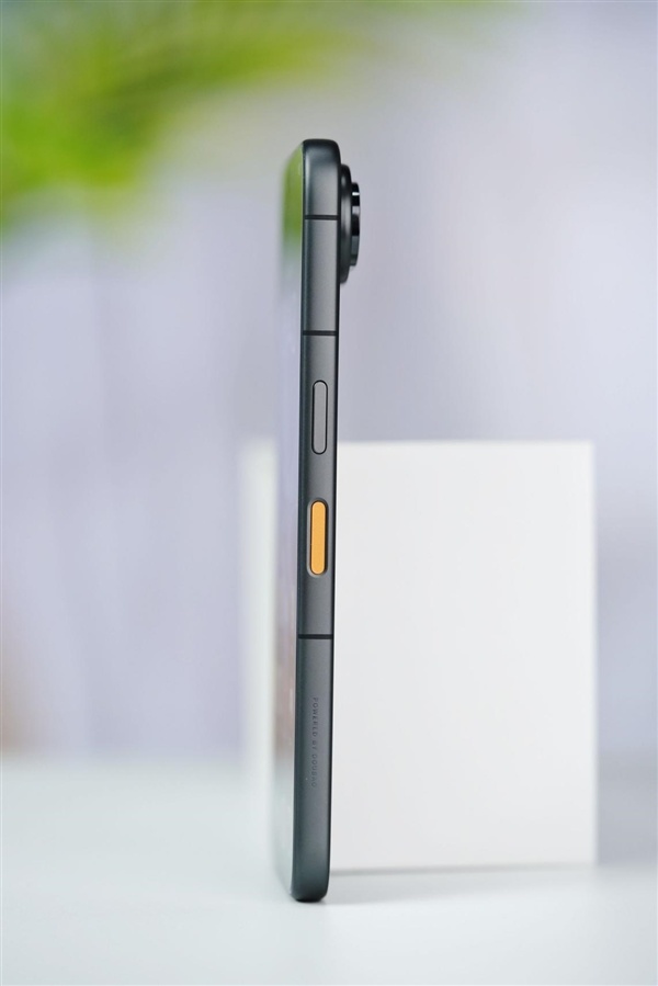 全球首款AI智能体手机！努比亚NaviX Ultra图赏