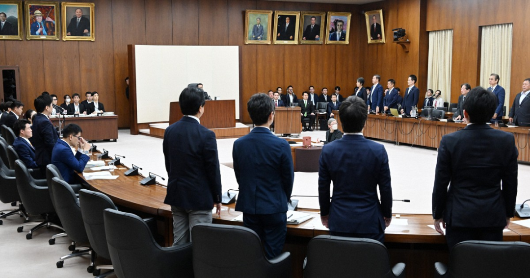自民党和日本维新会凭借在众议院超过三分之二的议席优势,通过关键立法。(图源:日本《每日新闻》)