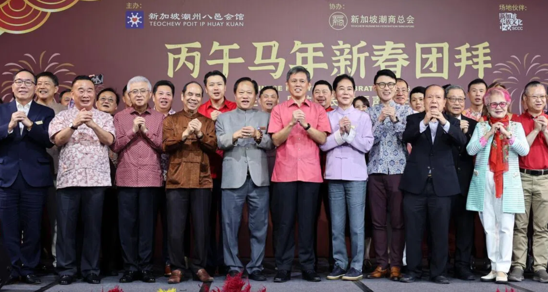 公共服务统筹部长兼国防部长陈振声(前排左六)2月22日出席潮州八邑会馆与潮商总会联办丙午马年新春团拜致辞时,提到美国总统特朗普反击对等关税违宪裁决祭出新关税的影响。(周国威摄)